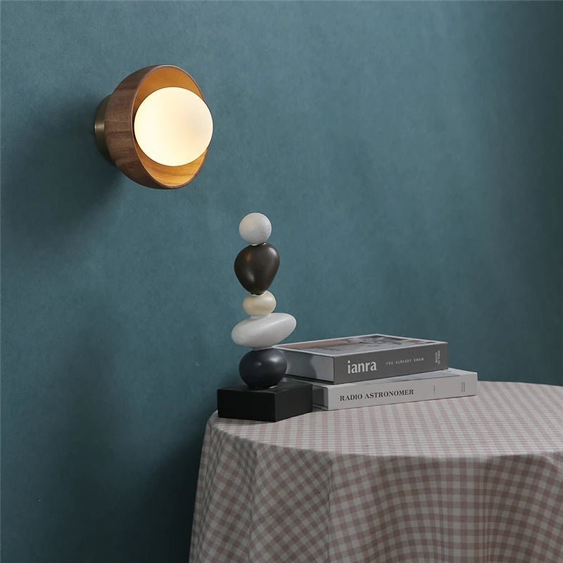 Applique murale bidirectionnelle en bois massif et verre dépoli scandinave - Lumeria