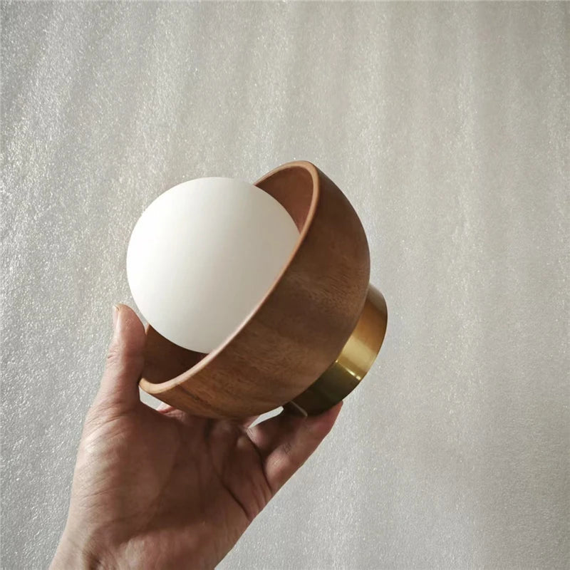 Applique murale bidirectionnelle en bois massif et verre dépoli scandinave - Lumeria