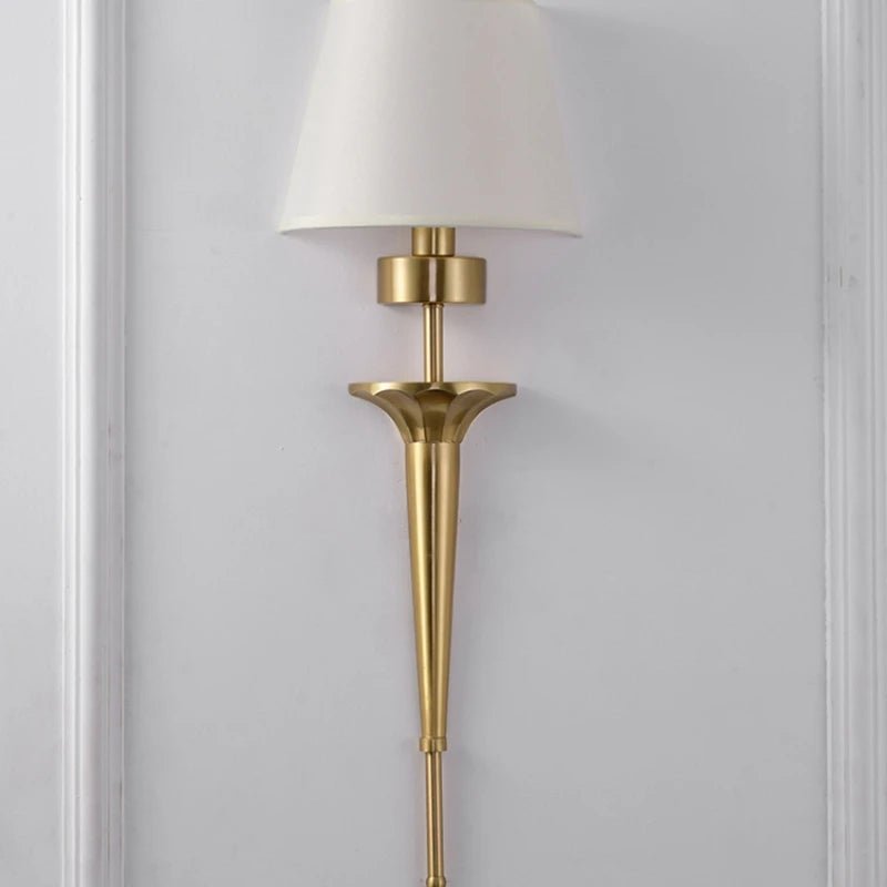 Applique murale en cuivre avec abat - jour en tissu beige industrielle - Lumeria