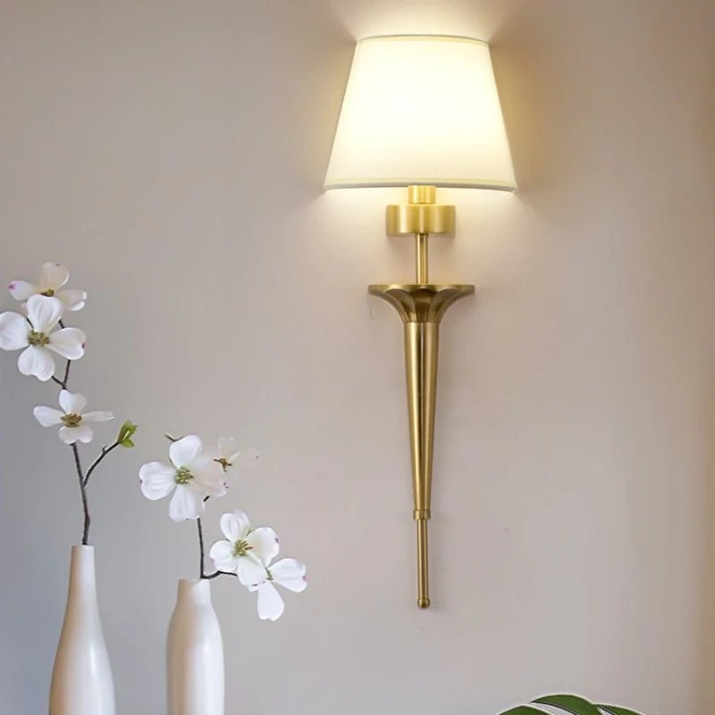 Applique murale en cuivre avec abat - jour en tissu beige industrielle - Lumeria