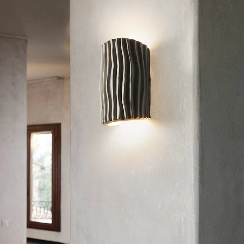 Applique murale en résine gravée à double lumière LED G9 au cadre fer blanc - Lumeria