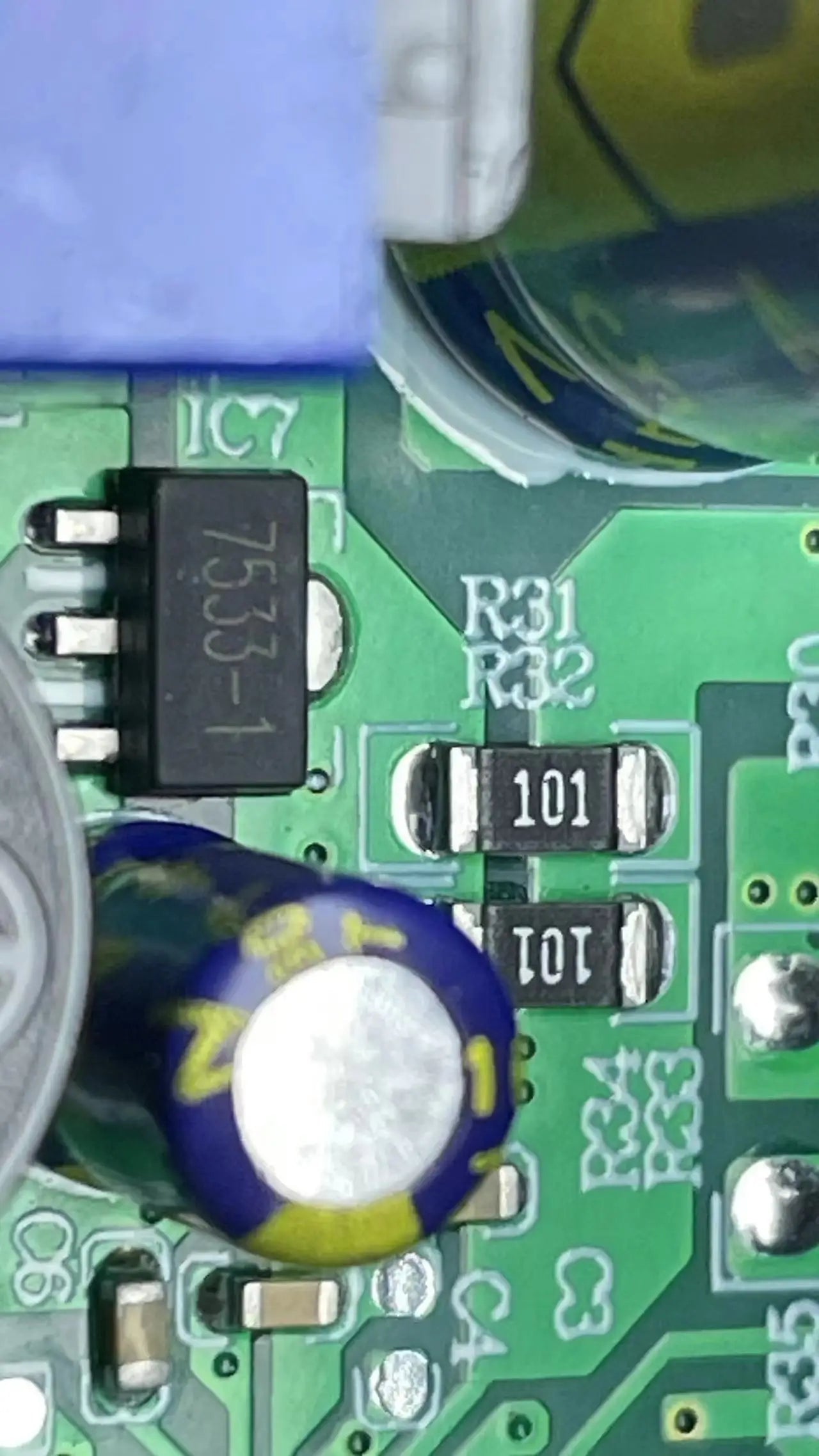 Applique murale moderne boule en verre dépoli avec base G4 en métal - Lumeria