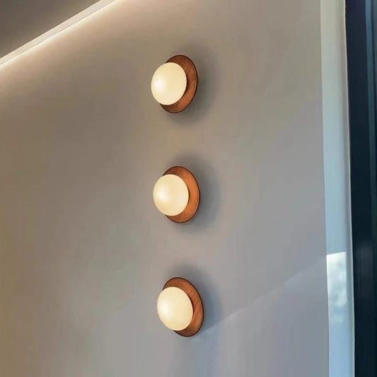 Applique murale ronde en noyer massif avec verre dépoli Wabi Sabi - Lumeria