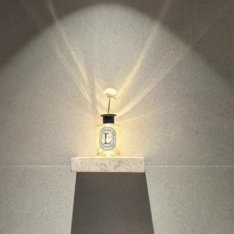 Applique murale ronde en travertin jaune avec LED intégrée - Lumeria