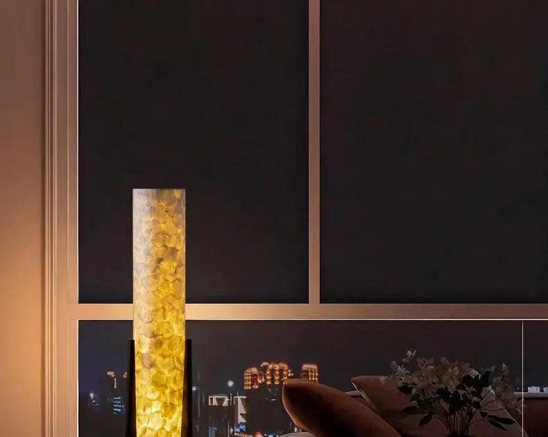 Lampadaire en noyer massif avec abat - jour rond en tissu dimmable - Lumeria
