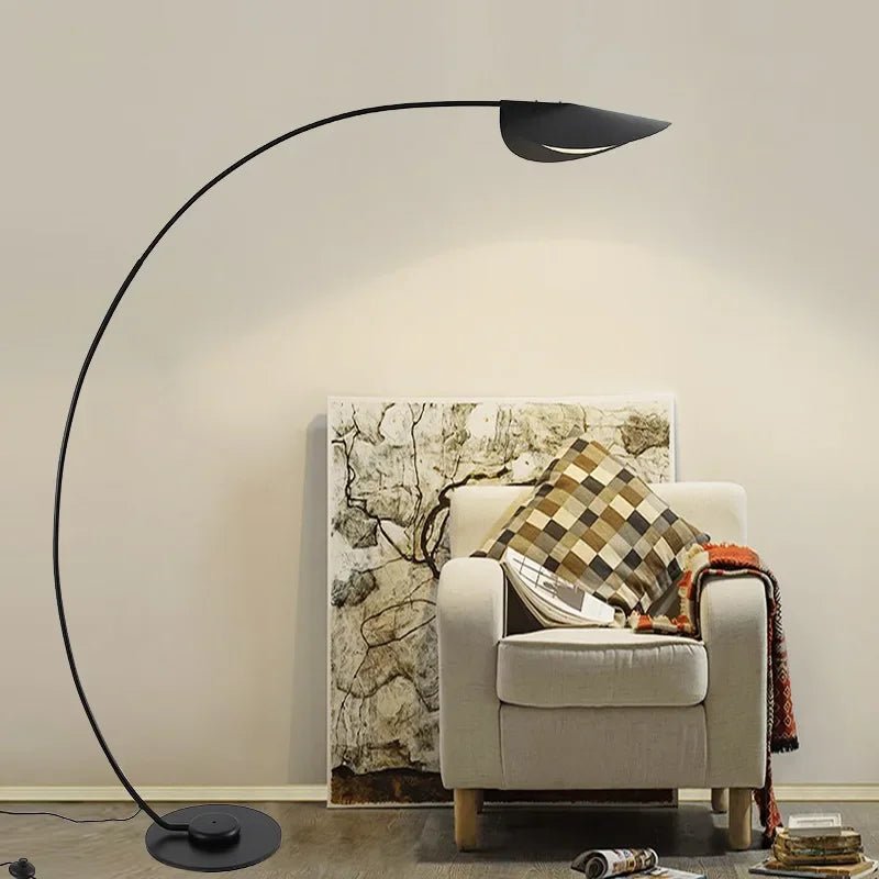 Lampadaire LED en métal incurvé Pleno - Lumeria