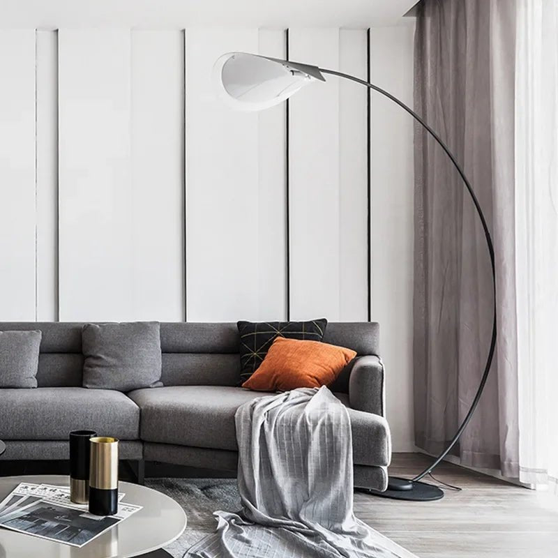 Lampadaire LED en métal incurvé Pleno - Lumeria