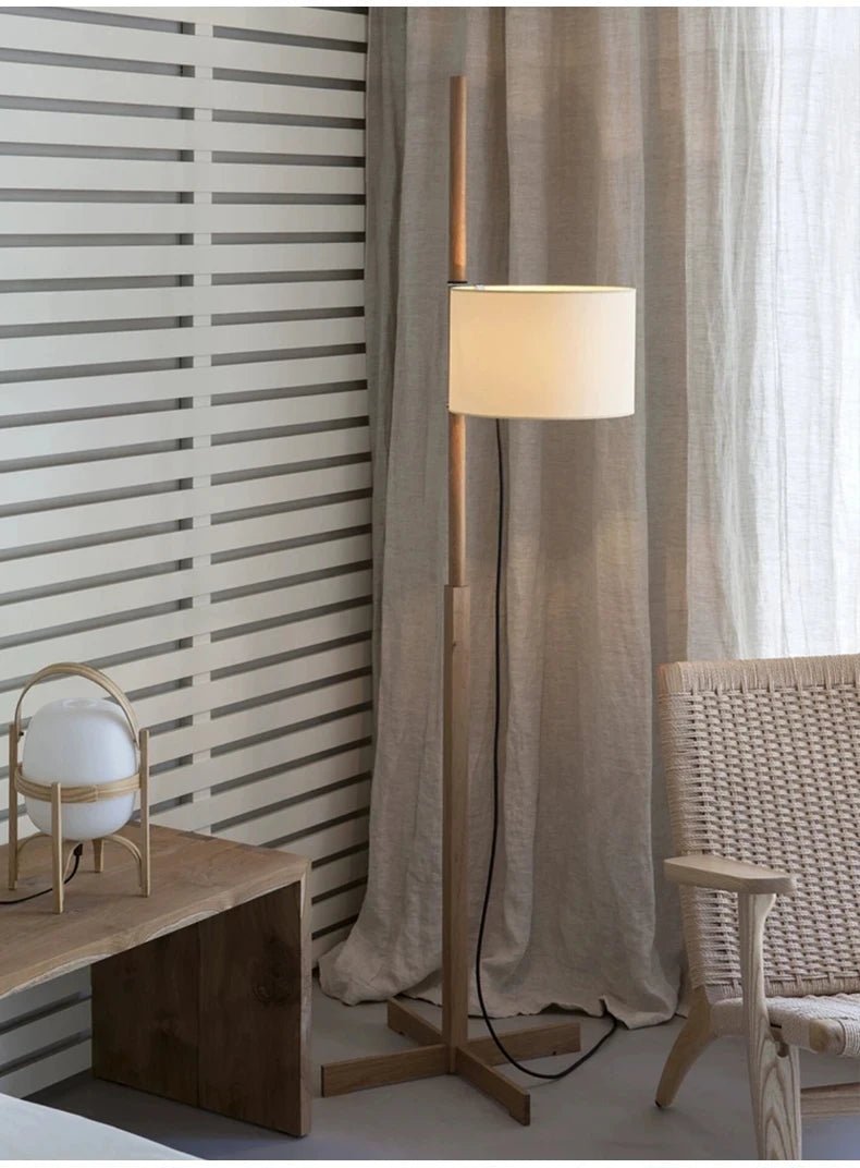 Lampadaire scandinave bois massif avec abat - jour en tissu naturel LED - Lumeria