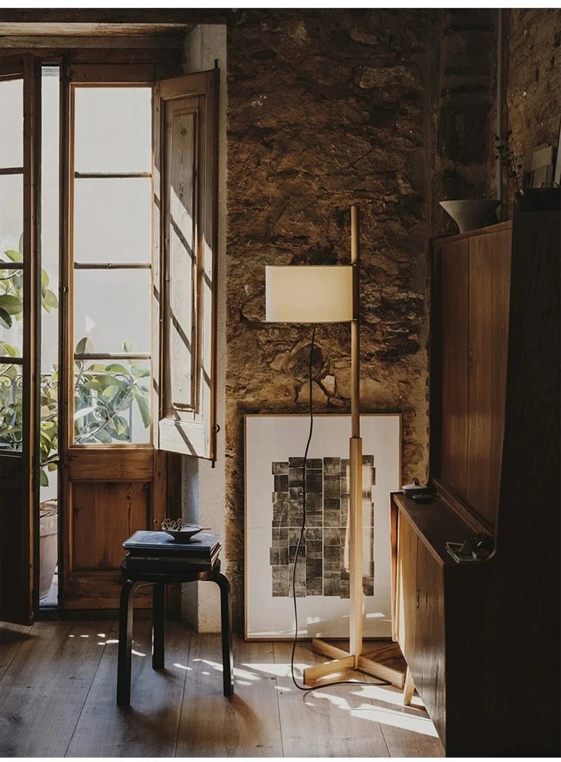 Lampadaire scandinave bois massif avec abat - jour en tissu naturel LED - Lumeria