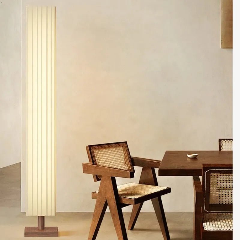 Lampadaire scandinave dimmable avec base bois naturel et abat - jour tissu - Lumeria