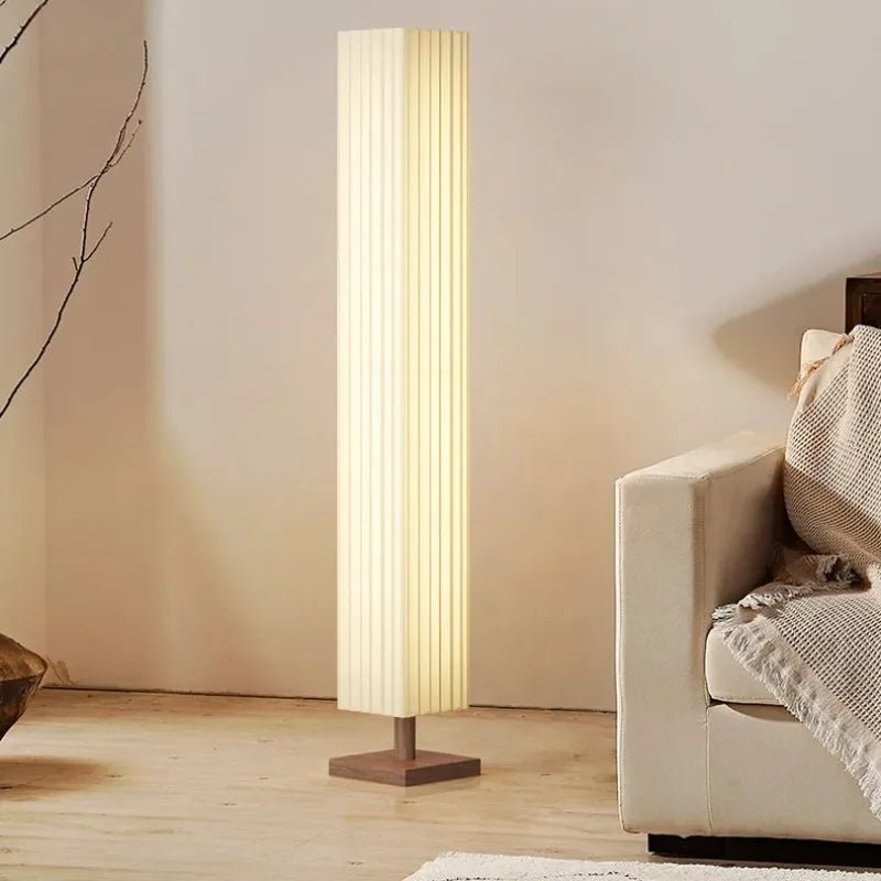 Lampadaire scandinave dimmable avec base bois naturel et abat - jour tissu - Lumeria