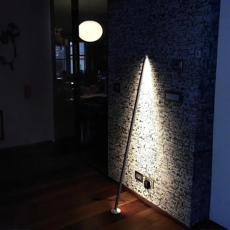 Lampe à pied en métal italienne Gica Contra - Lumeria