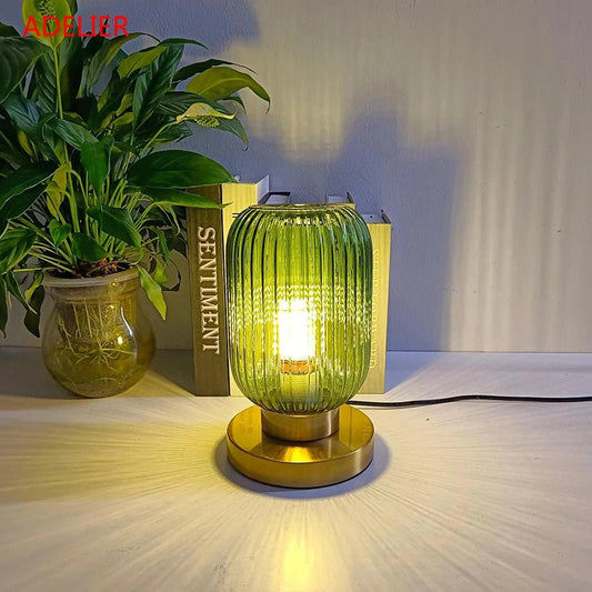 Lampe à poser avec abat - jour en verre vitrail multicolore et pied métal doré - Lumeria