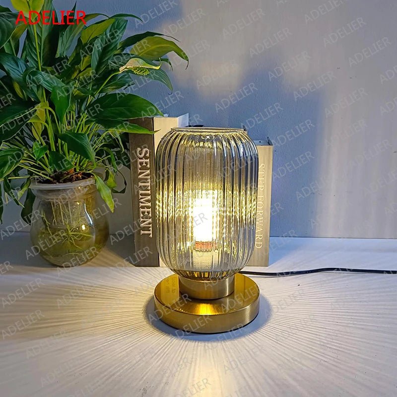 Lampe à poser avec abat - jour en verre vitrail multicolore et pied métal doré - Lumeria