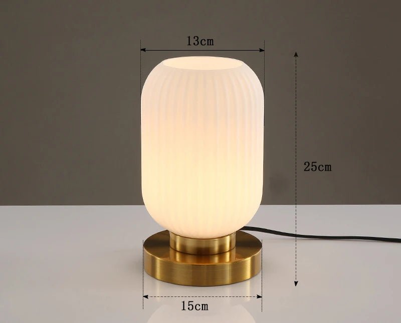 Lampe à poser avec abat - jour en verre vitrail multicolore et pied métal doré - Lumeria