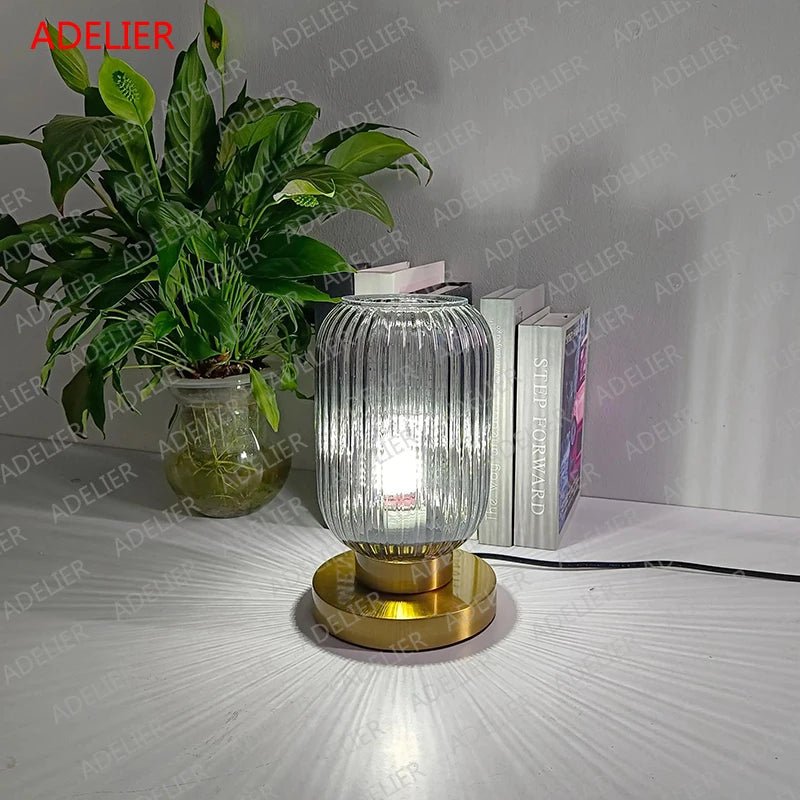 Lampe à poser avec abat - jour en verre vitrail multicolore et pied métal doré - Lumeria