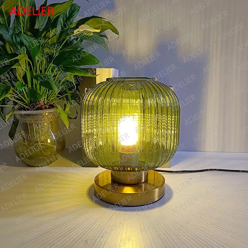 Lampe à poser avec abat - jour en verre vitrail multicolore et pied métal doré - Lumeria