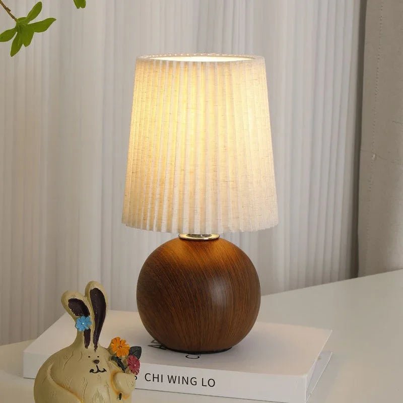 Lampe à poser en céramique blanche avec abat - jour plissé rechargeable - Lumeria