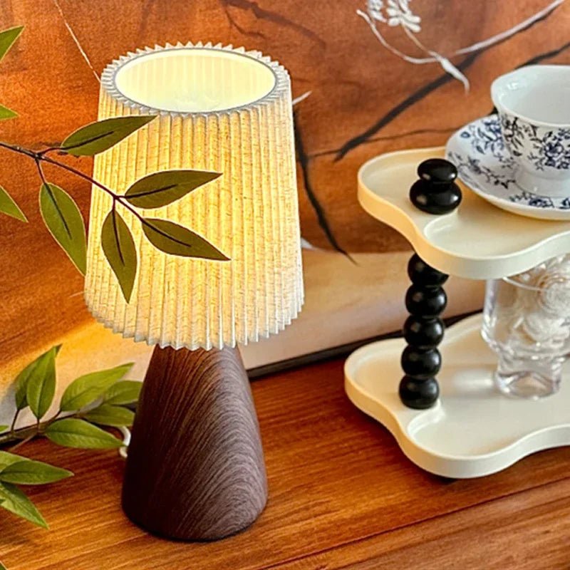 Lampe à poser en céramique blanche avec abat - jour plissé rechargeable - Lumeria