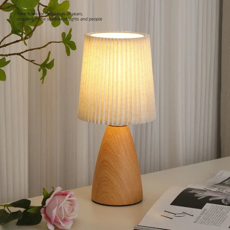 Lampe à poser en céramique blanche avec abat - jour plissé rechargeable - Lumeria