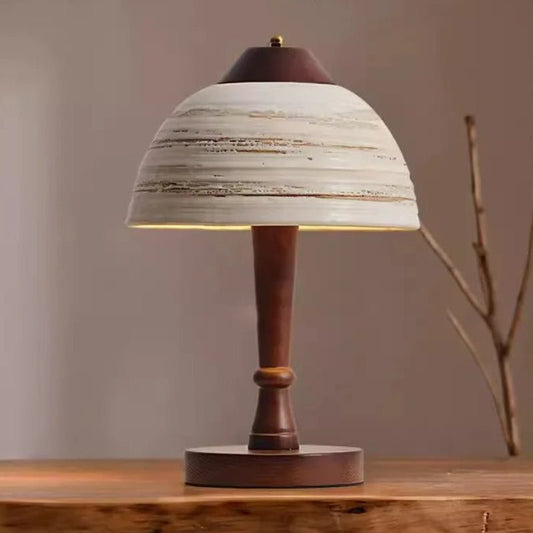 Lampe à poser en céramique blanche texturée avec pied bois clair naturel - Lumeria