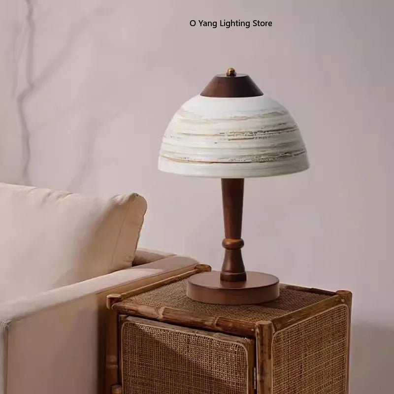Lampe à poser en céramique blanche texturée avec pied bois clair naturel - Lumeria