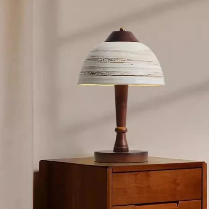 Lampe à poser en céramique blanche texturée avec pied bois clair naturel - Lumeria
