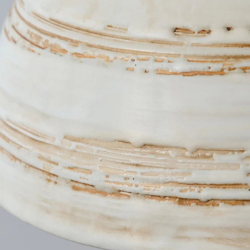 Lampe à poser en céramique blanche texturée avec pied bois clair naturel - Lumeria