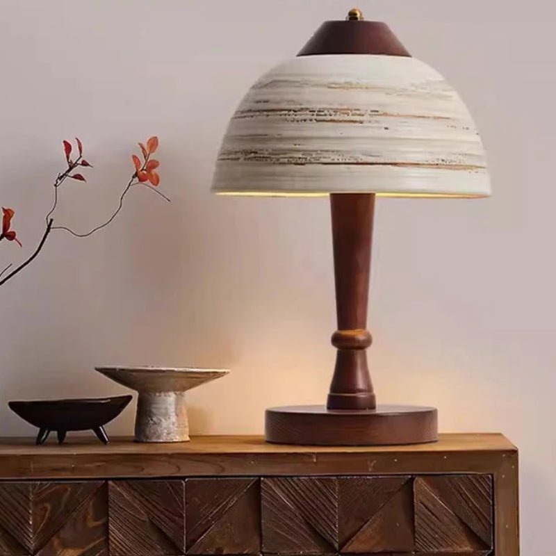 Lampe à poser en céramique blanche texturée avec pied bois clair naturel - Lumeria