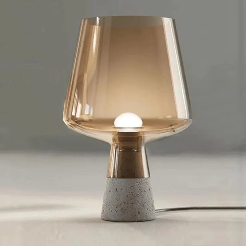 Lampe à poser industrielle en ciment avec abat - jour verre fumé - Lumeria