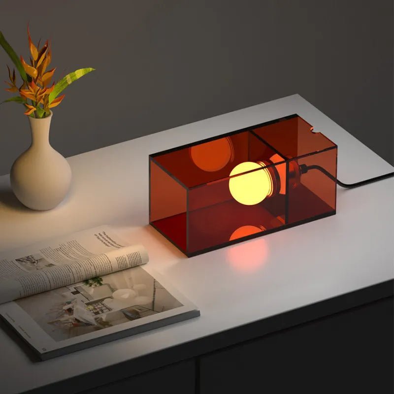 Lampe de bureau avec abat - jour acrylique translucide et socle laiton - Lumeria