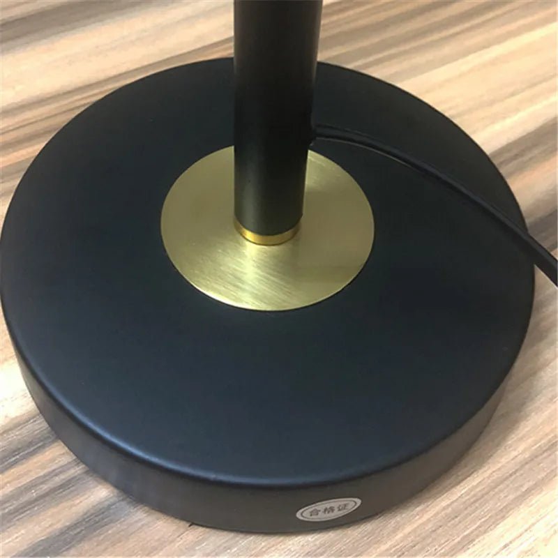 Lampe de table Art déco métal chromé avec abat - jour noir - Lumeria