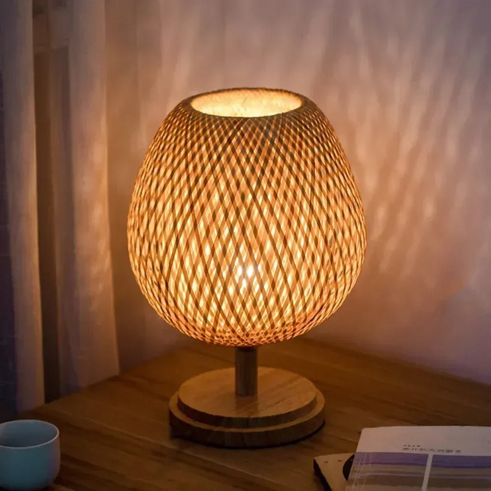 Lampe de table en bambou avec abat - jour en rotin tressé - Lumeria