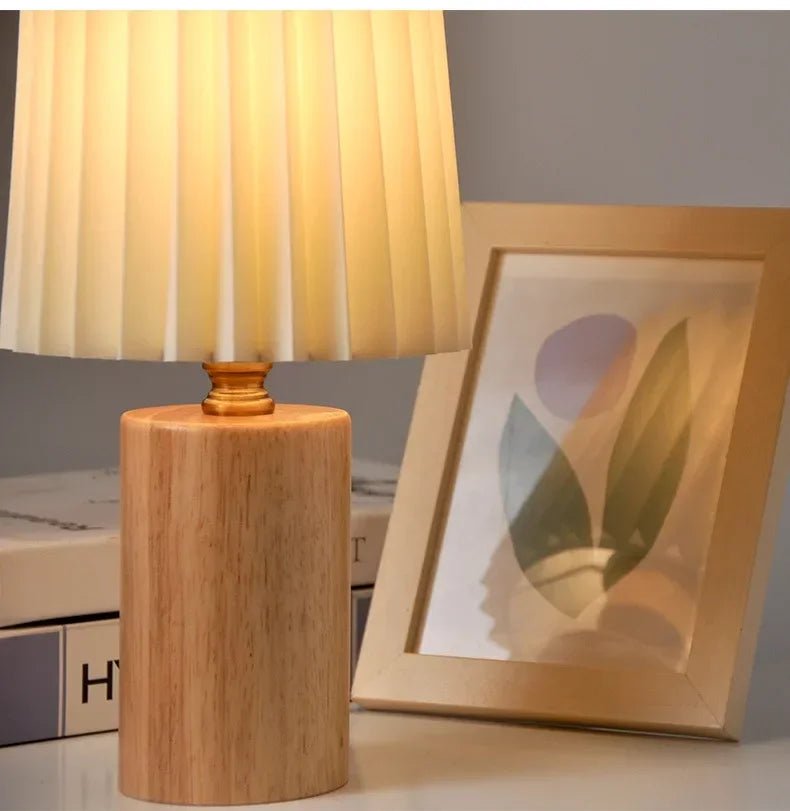 Lampe de table en bois massif avec abat - jour plissé tissu hygge - Lumeria