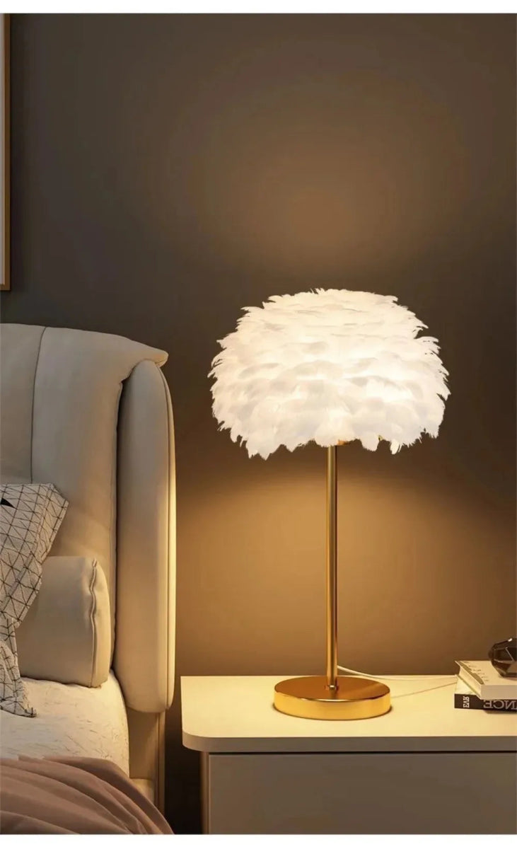 Lampe LED Autoportante en Plume d'Autruche - L'élégance à l'état pur Lampe LED Autoportante en Plume d'Autruche - L'élégance à l'état pur