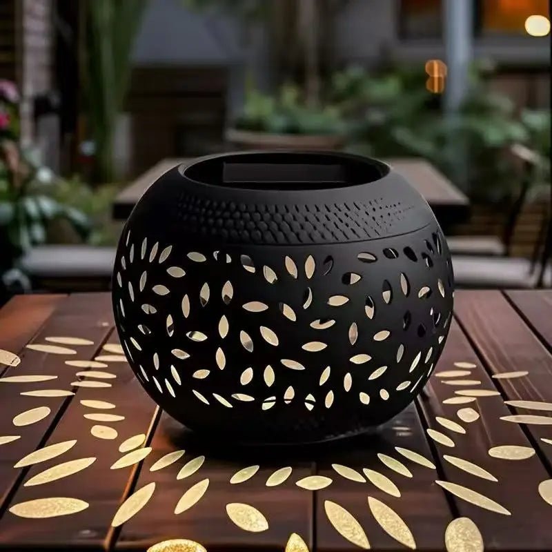 Lampe solaire de table en métal évidé avec lumière chaude pour extérieur - Lumeria