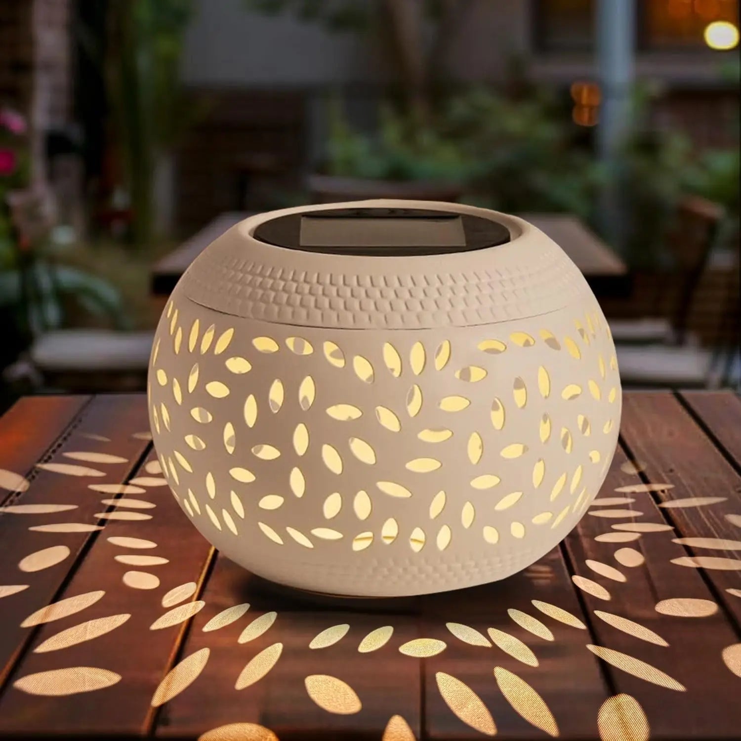 Lampe solaire de table en métal évidé avec lumière chaude pour extérieur - Lumeria