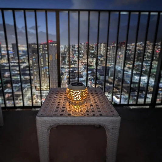 Lampe solaire de table en métal évidé avec lumière chaude pour extérieur - Lumeria