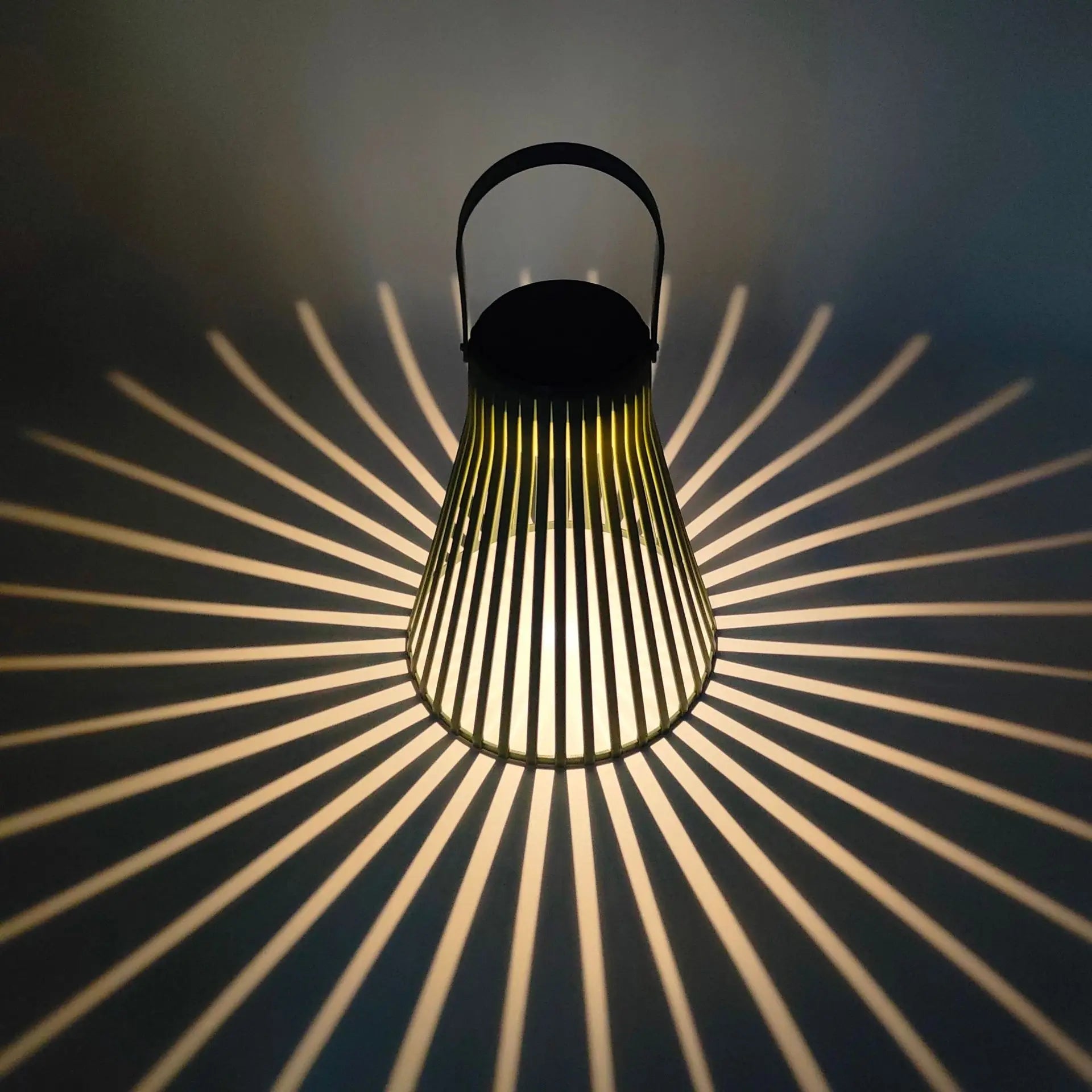 Lanterne solaire en bambou tressé forme fleur étanche pour extérieur - Lumeria