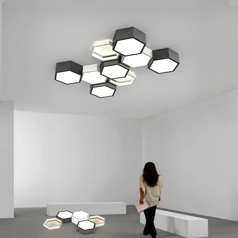Plafonnier nid d’abeille en aluminium noir pour salon - Lumeria